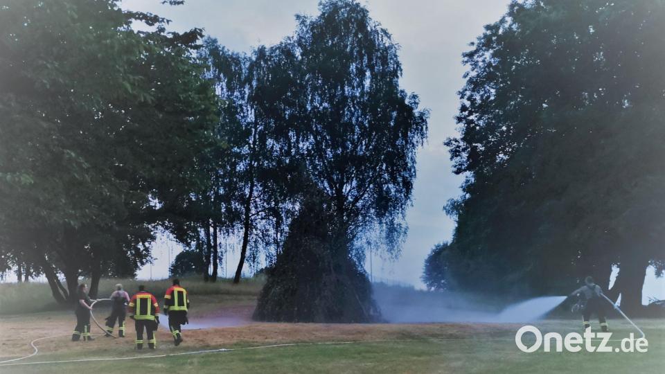 Die FFW sorgte vor dem Entzünden des Johannisfeuers um Umkreis für reichlich Feuchte. Bild: gz