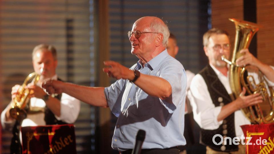 Präsident Volker Liedtke hatte sichtlich Spaß beim Dirigieren des &quot;Musik-Musik-Marsches&quot;, den die &quot;Tanngrindler Musikanten&quot; anstimmten. Bild: Hirsch