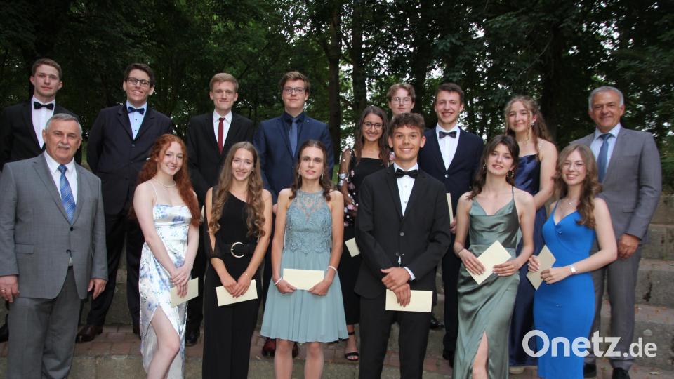 Die besten Abiturienten des Stiftland-Gymnasiums. Vorne (von links) Schulleiter Albert Bauer, Laura Rosner, Alina Hinrichsmeyer, Eva Hahn, Marius Ullrich, Katharina Kraus und Christiane Zölch. Hinten (von links) Michael Wittmann, Benedikt Zeitler, Josef Prölß, Johannes Haberkorn, Julia Kick, Lucas Franz, Jonas Hille, Clara Maenner und Landrat Roland Grillmeier. Bild: kro