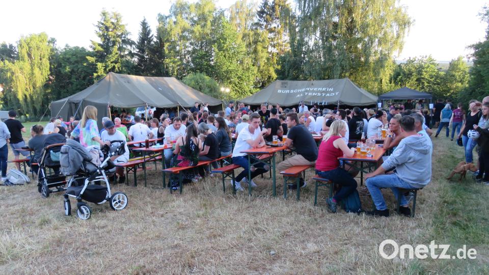 Das letzte mal fand das Johannisfeuer auf der Wiese an der Windischeschenbacherstraße satt. Viel Feude am Feiern hatten die zalhreichen Besucher. Bild: adj