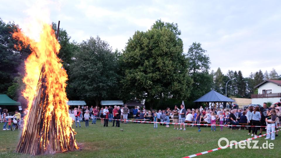 Viele Besucher wollten beim Johannisfeuer in Floß dabei sein. Die Sonnwendfeuer spiegelte Tradition und Brauchtum wider. Bild: le