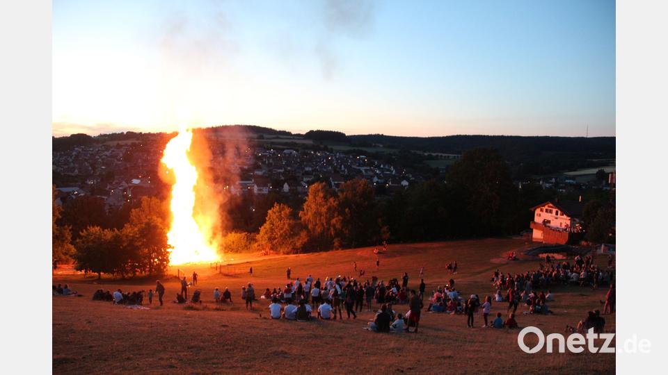 Viele Zuschauer waren auf die Nordseite des Johannisbergs gekommen, um bei der Feuersegnung dabei zu sein. Bild: gri