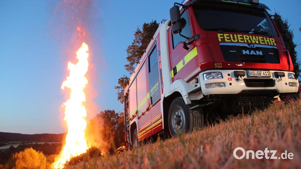 Beim Johannisfeuer in Freudenberg stand die Feuerwehr ganz in der Nähe parat. Das Thema Sicherheit war wegen der Brandgefahr heuer bei allen Johannisfeuern in der Region Amberg-Sulzbach enorm wichtig. Bild: gri