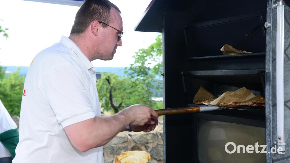 Hat die Pizza schon fertig? Reicht das Feuer im Ofen noch aus? Oder muss ein Scheit Holz nachgelegt werden? Bild: bey