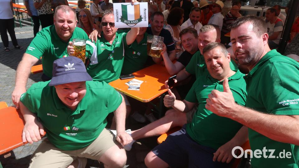 Auch eine trinkfeste Fußballmannschaft aus der Nähe von Dublin feierte lautstark mit. Bild: Kunz