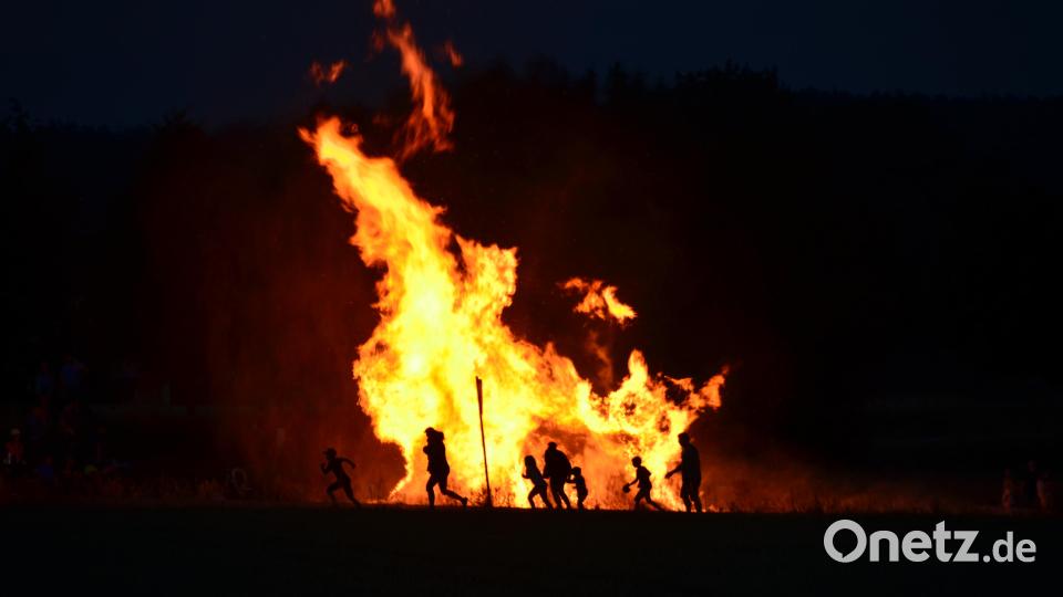Fast mystisch wirkte das Johannisfeuer der Freiwilligen Feuerwehr Altenstadt am Bahndamm. Hunderte Zuschauer verfolgten das brandheiße Spektakel und feierten in die Nacht hinein. Bild: dob