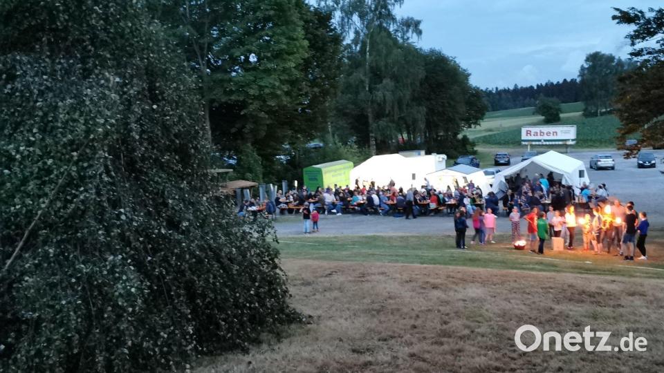 Die Ministranten entzündeten mit Fackeln im Beisein der Besucher das Johannisfeuer. Bild: gz