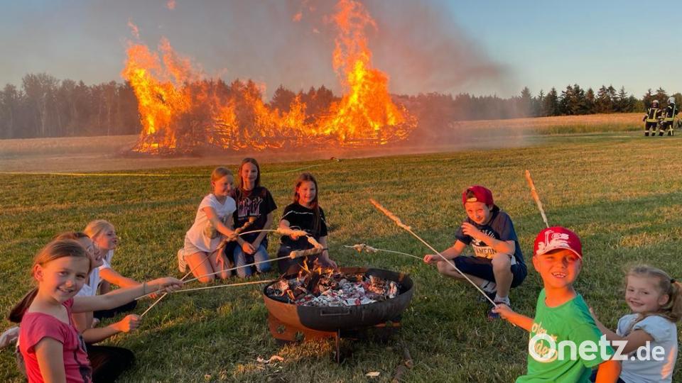Die Kinder im Ortsteil Böhmischbruck hatten ihren Spaß beim Stockbrotbacken, während dahinter das Johannisfeuer brannte. Mehr als 170 Zuschauer pilgerten zum Kranbühl, oberhalb des Pfreimdtalortsteils, um sich das Johannisfeuer des Obst- und Gartenbauvereins nicht entgehen zu lassen. Immerhin war jetzt zwei Jahre lang Pause und die Leute brannten geradezu darauf, diese Tradition wieder aufleben zu lassen. Bild: dob