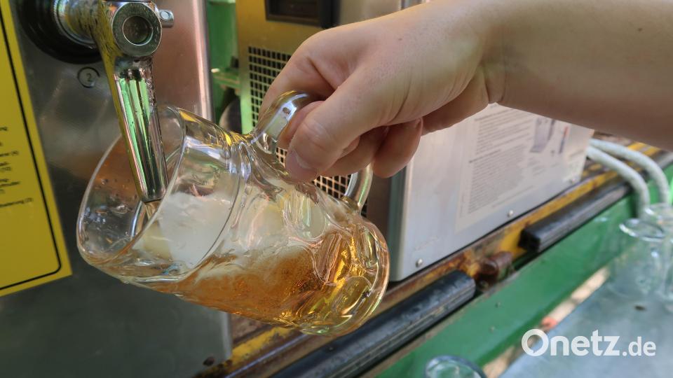 Die erste Gambrinus-Halbe nach der offiziellen Eröffnung. Bild: Kunz