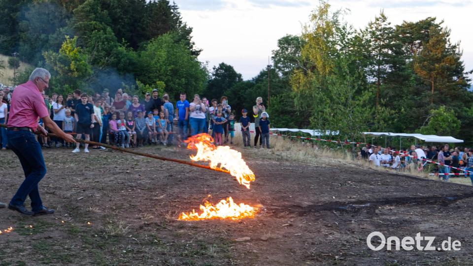 Bürgermeister Johannes Reger entzündete das diesjährige Johannisfeuer. Bild: JOCHEN NEUMANN 
ERBENDORF