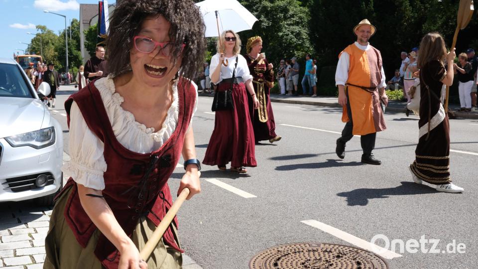 Die &quot;Nittenauer Hexe&quot; warb für die Geisterwanderung. Bild: Hirsch