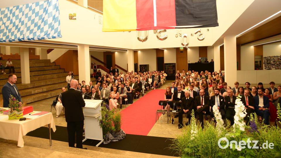 Erstmals fand in den neuen Aula des Gymnasiums Neustadt/WN die Feier zur Überreichung der Abiturzeugnisse statt. Bild: bey