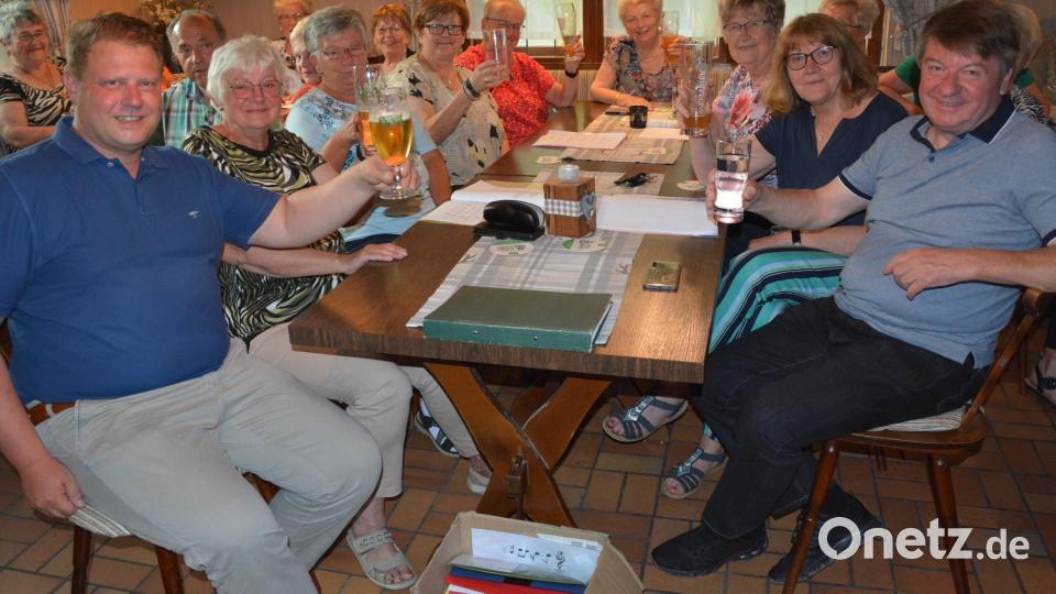 Bürgermeister Stefan Grillmeier (links) fühlte sich ausgesprochen wohl im Kreise der Damen, die zum Stammtisch des Singkreises „Vetter Hannes“ gekommen waren. Bild: jr