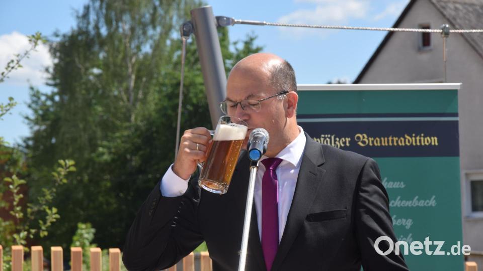 "Zwei wichtige Veranstaltungen gibt es an diesem Wochenende in Bayern. In Elmau der G7-Gipfel und in Windischeschenbach die Zoigldenkmaleinweihung. (Finanz- und Heimatminister Albert Füracker) Bild: fz