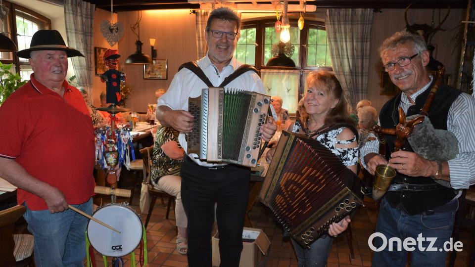 Die Musikanten (von links) Hans Riedl, Erwin Hornauer, Christine Bleiber und Johannes Burger. Seine Frau Michaela fehlte, sie musste kurzfristig zur Kirchenchorprobe, kam dann später wieder zurück. Bild: jr