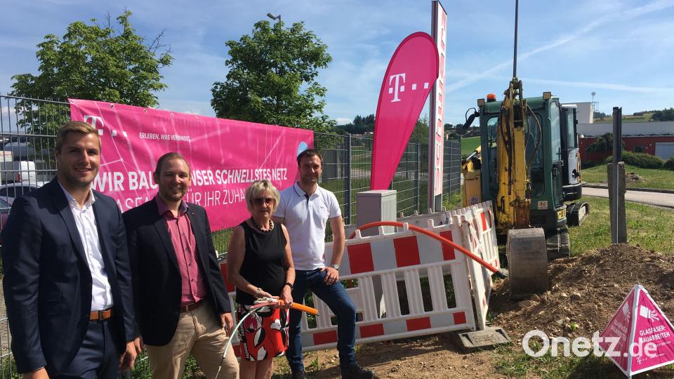Maximilian Schulz, Enrico Delfino (beide Telekom), Zweite Bürgermeisterin Irene Ehemann und der Nabburger Verwaltungsleiter Thomas Prey (von links) bei einem Ortstermin an der Glasfaser-Baustelle in der Boschstraße. Bild: ihl