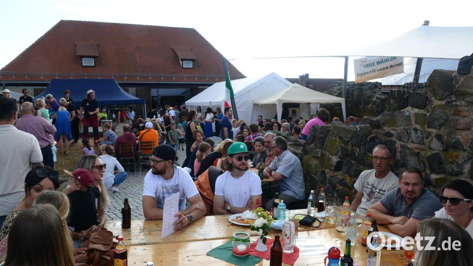 Die Besucher genossen das italienische Flair, vor allem mit seinen Köstlichkeiten, in der &quot;Italinieschen Nacht&quot; der Freien Wähler Parkstein. Bild: bey