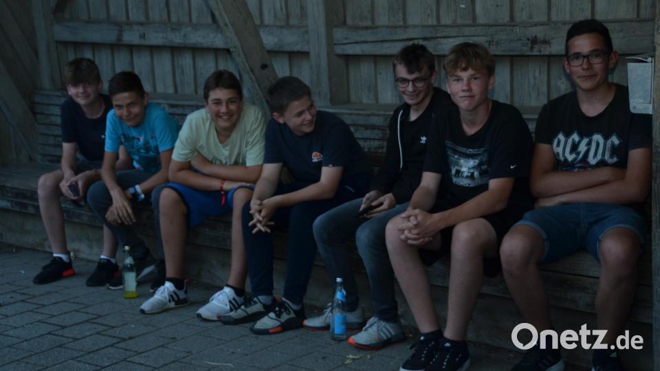 Im Ortsteil Waldau entschieden sich die Verantwortlichen der Katholischen Landjugend bereits am Vormittag dafür, das Feuer am &quot;Weißen Berg&quot; nicht zu entfachen. Viel zu gefährlich, hieß es. Die Jüngsten unter ihnen machten es sich dennoch im Buswartehäuschen bequem und hatten viel Spaß. Bild: dob