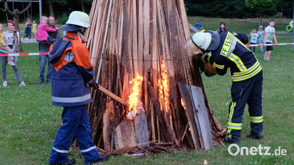 Das Johannisfeuer in Floß wird entzündet. Bild: le