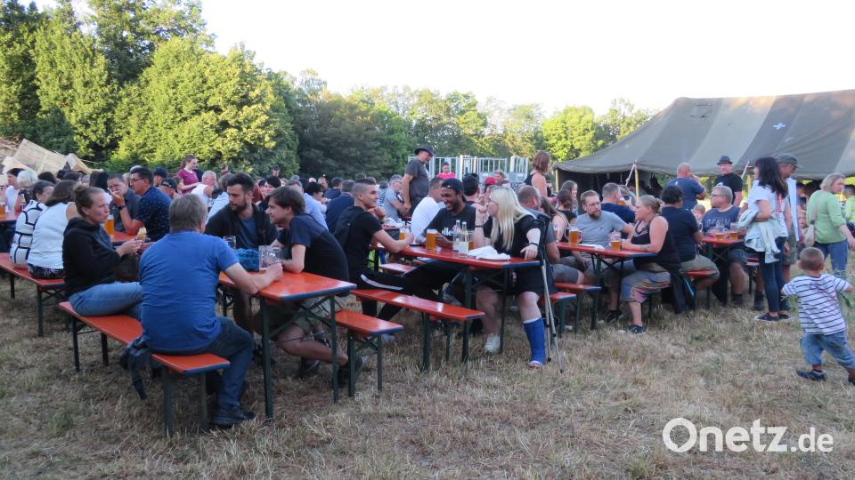Das letzte mal fand das Johannisfeuer auf der Wiese an der Windischeschenbacherstraße statt. Viel Feude am Feiern hatten die zahlreichen Besucher. Bild: adj