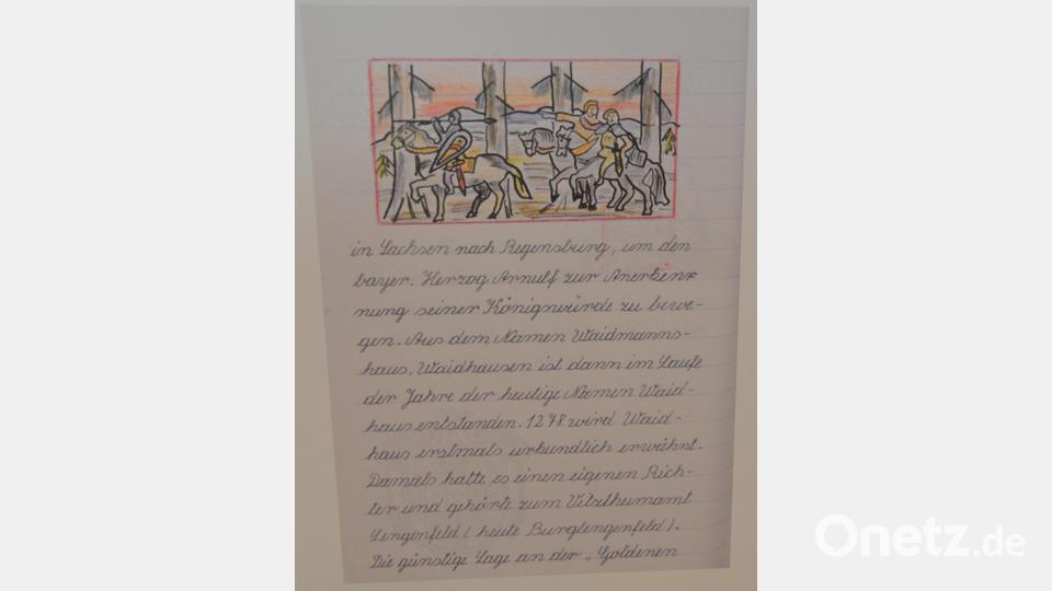 Im Jahr 1955 haben Schüler aus dem damaligen Altlandkreis Vohenstrauß ein Heimatkundebuch entwickelt, das nun beim Heimatkundlichen Arbeitskreis landete. Es ist ein wahres Schmuckstück und ist nun, dank des Kreisheimatpflegers Peter Staniczek, der Öffentlichkeit zugängig. Bild: dob