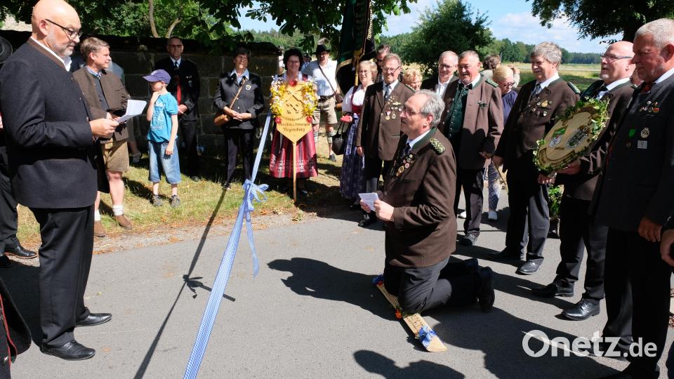 Es war eine ungewohnte Szenerie vor den Klostermauern, als Bernd Schwenk (Bildmitte), Gauschützenmeister des Donaugaues, auf dem Scheitholz kniend aus Anlass des bevorstehenden 100-jährigen Jubiläums Wolfgang Weiß (links), den Gauschützenmeister des Oberpfälzer Nordgaues, um Patenschaft bat Bild: do