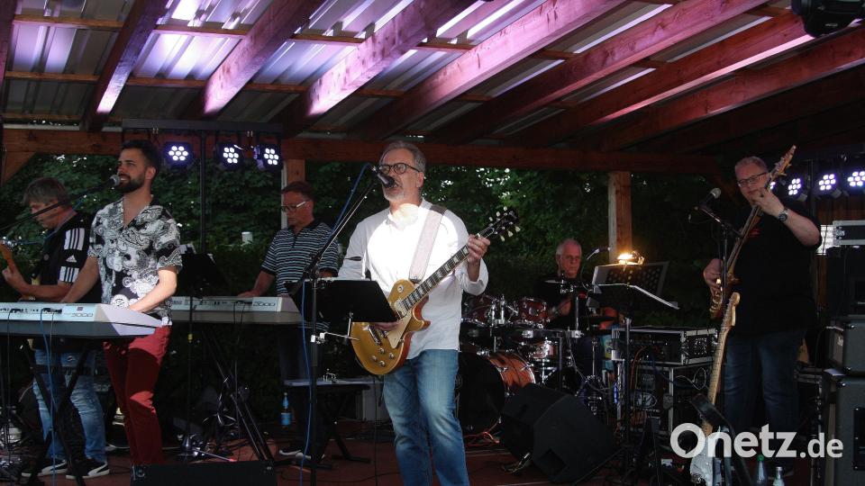 Auf der Bürgerfestbühne in Fuchsmühl spielte die Band Crossfire. Bild: wro