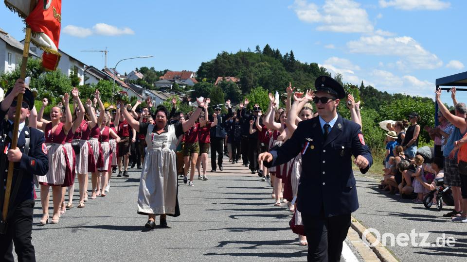 Die Festdamen aus Wernberg waren ein Garant für gute Stimmung. Bild: bnr