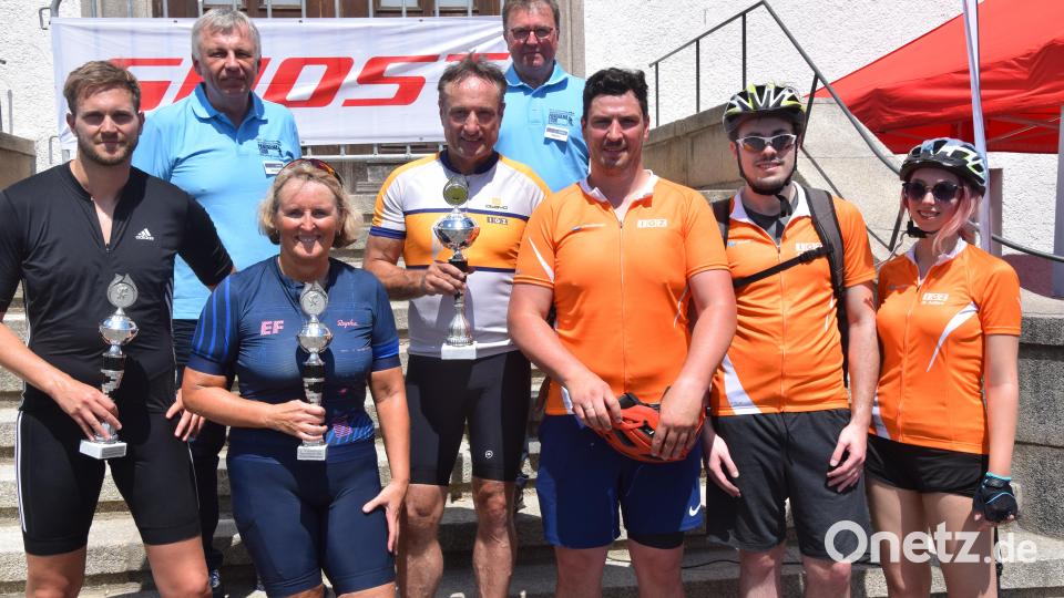 Pokale gab es für die teilnehmerstärksten Gruppen. Sage und schreibe 58 Radler brachte die IGZ aus Falkenberg (Oranges Trikot) auf die Strecke. Bild: fz