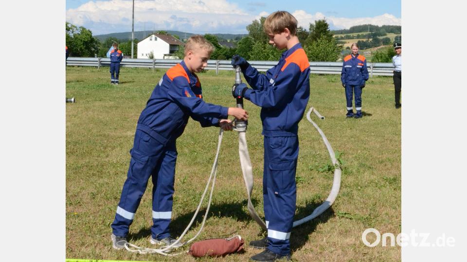 Nicolas Hilburger und Jakob Gallersdörfer beweisen beim Geschicklichkeitsparcour, was sie für die Leistungsprüfung gelernt haben. Bild: kki