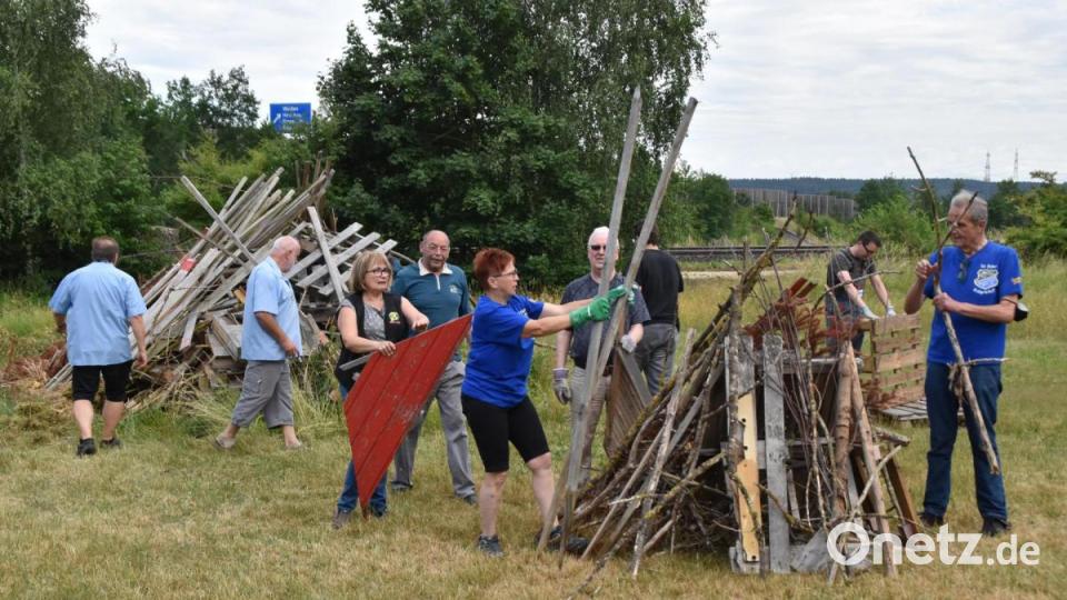Zur Sicherheit, dass sich keine Kleinlebewesen im Holzhaufen befinden, schlichten die Mitglieder der &quot;Höhe 308&quot; und der &quot;Höhe 309&quot; diesen vor dem Entzünden um. Bild: hcz
