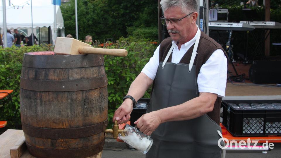 Das erste Bierfass zapfte am Samstagabend Bürgermeister Wolfgang Braun an. Bild: wro