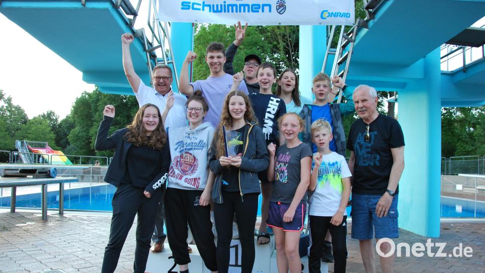 Der Sieger des Gesamtpokals 2022, die SG Fürth, jubelte gemeinsam mit Bürgermeister Martin Preuß (links) und dem Stadtverbandsvorsitzeden Norbert Fischer (rechts). Bild: gsp