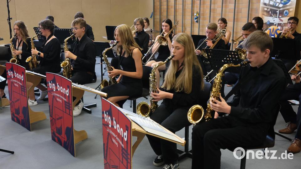 Die Big-Band der Schule umrahmte die Abiturfeier in der Turnhalle musikalisch. Bild: Hirsch