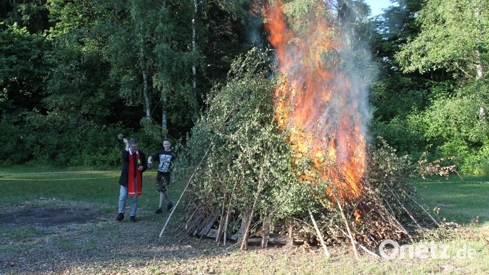 Monsignore Walter Wenninger segnet das Johannisfeuer. Bild: pi