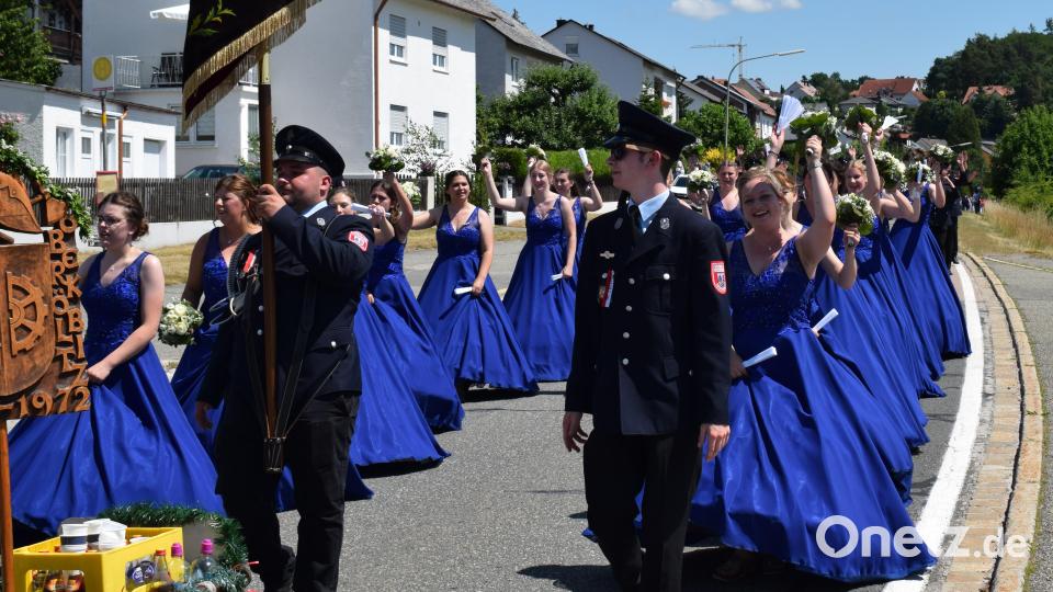 Die Festdamen der Jubelwehr aus Oberköblitz erhielten großen Applaus. Bild: bnr