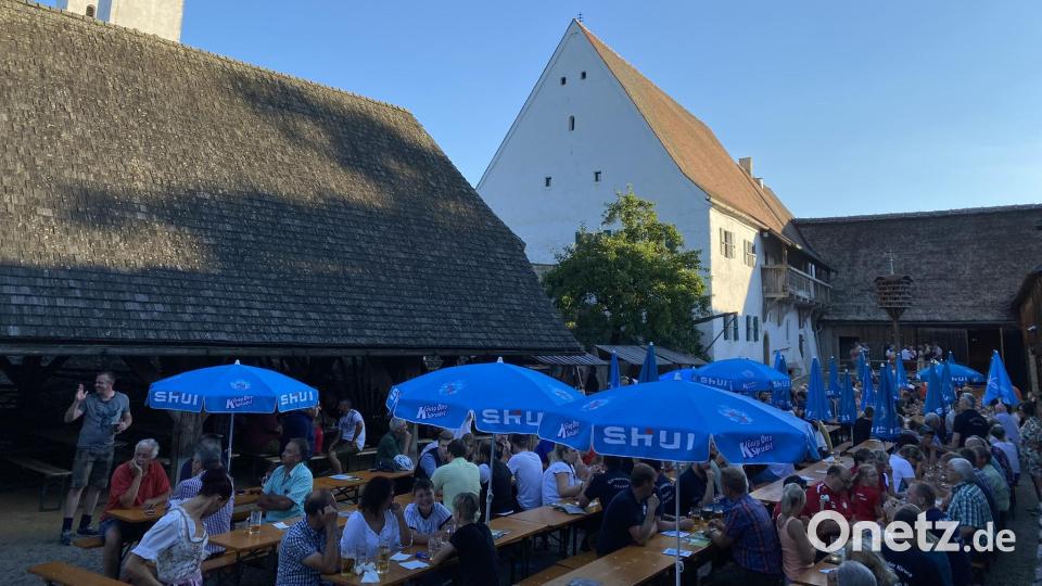 Während sich im Hintergrund die Tanzfläche füllte, genossen andere den lauen Sommerabend im historischen Edelmannshof bei Bier, Brotzeit und Gesprächen. Bild: aub