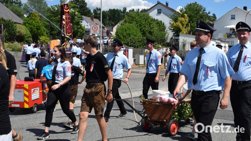 Die Feuerwehr Söllitz sorgte für Abkühlung. Bild: bnr