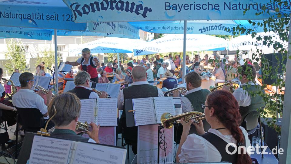 Beste Stimmung herrscht mit der Trachtenkapelle Waldthurn beim Pfarrfest am Sonntag. Bild: fvo