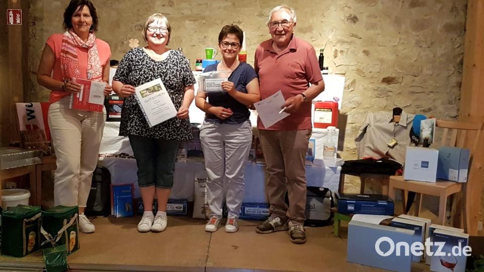 Heiner Kohl gratuliert Siegerinnen Bild: E. Wabro/exb