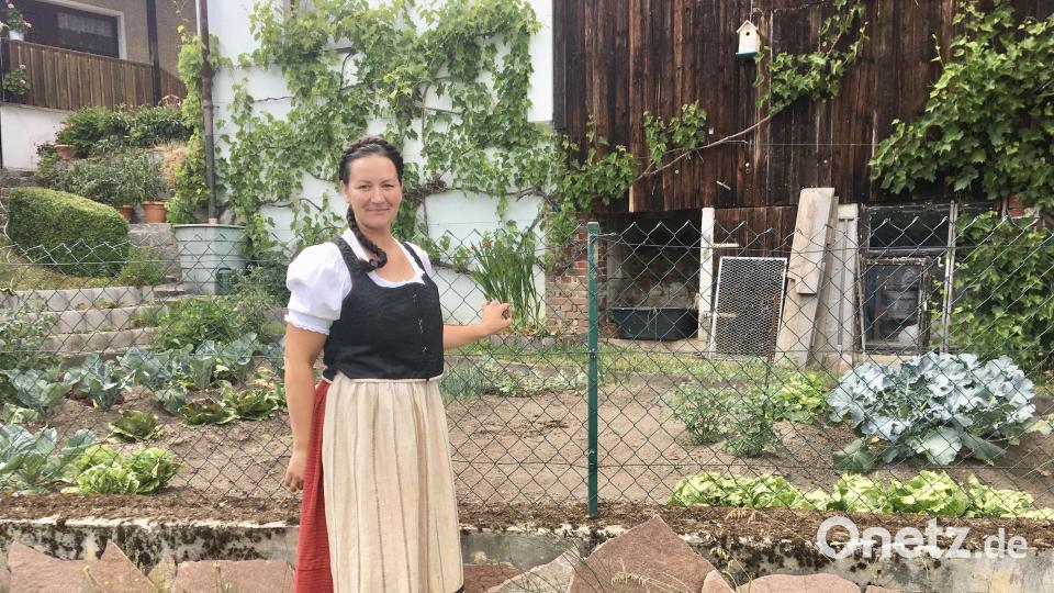 Afra (gespielt von Ramona Miesbeck) trägt das Dirndl der Berta Kaa. Bild: gri