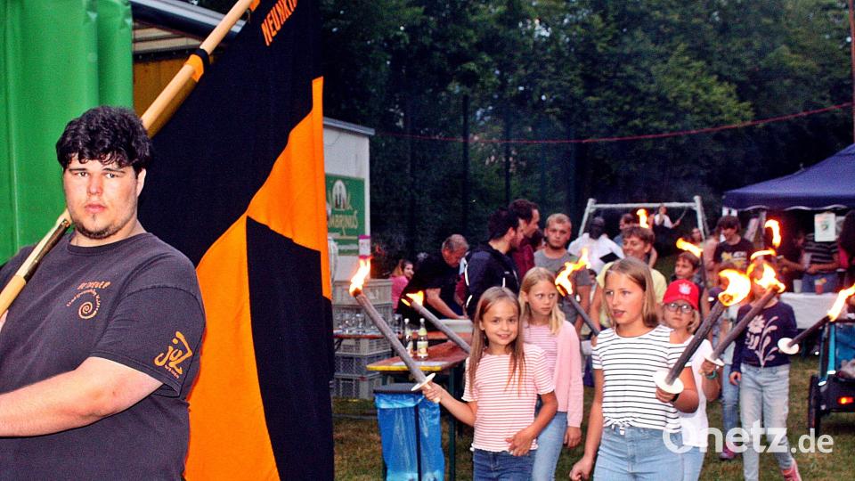 Die Kolpingjugend zog mit Fackeln zum Feuer. Pfarrvikar Robert Amandu segnete das Feuer. Die Gäste und Besucher trafen sich dann an den aufgestellten Bänken und Tischen, nachdem das Feuer abgebrannt war. Bild: R. Kreuzer