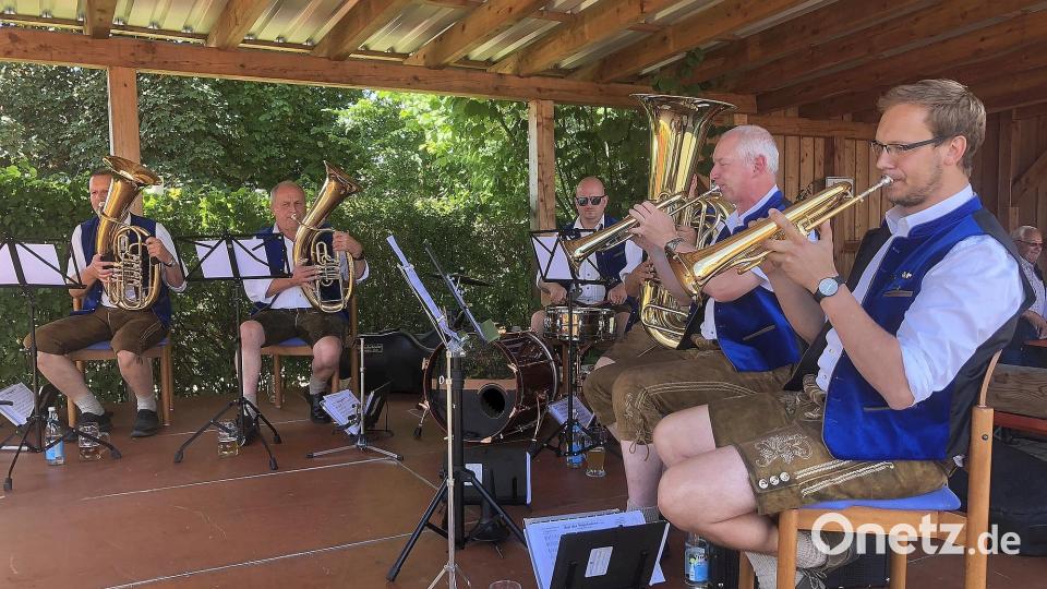 Zum Frühschoppen sorgte die &quot;Karpfenmusik&quot; aus Falkenberg für Stimmung. Bild: wro