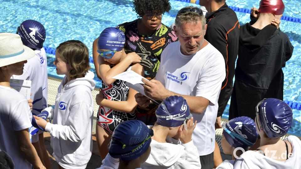 Umringt von ihren Schwimmern waren die Trainer des TV 1861 Amberg beim Kurfürstenpokal im Hockermühlbad. Bild: Hubert Ziegler