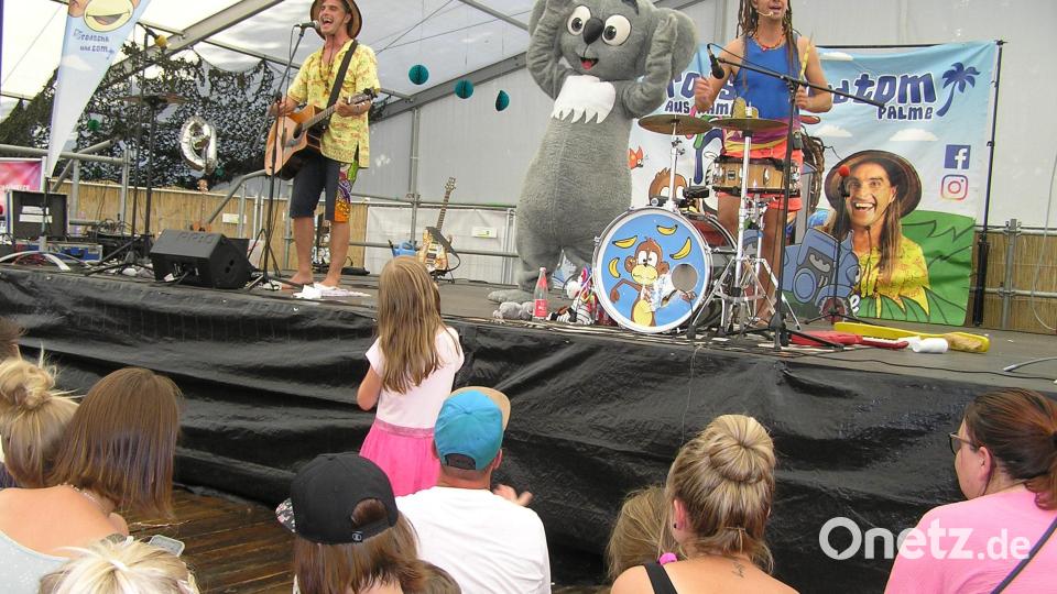 Den Höhepunkt des Nachmittags bildete der Auftritt von Rodscha aus Kambodscha (links), dem Koala und Tom Palme. Sogar die Eltern mussten mit ihren Kindern auf die Fläche vor der Bühne und die Kleinen beim Tanzen unterstützen. Bild: öt