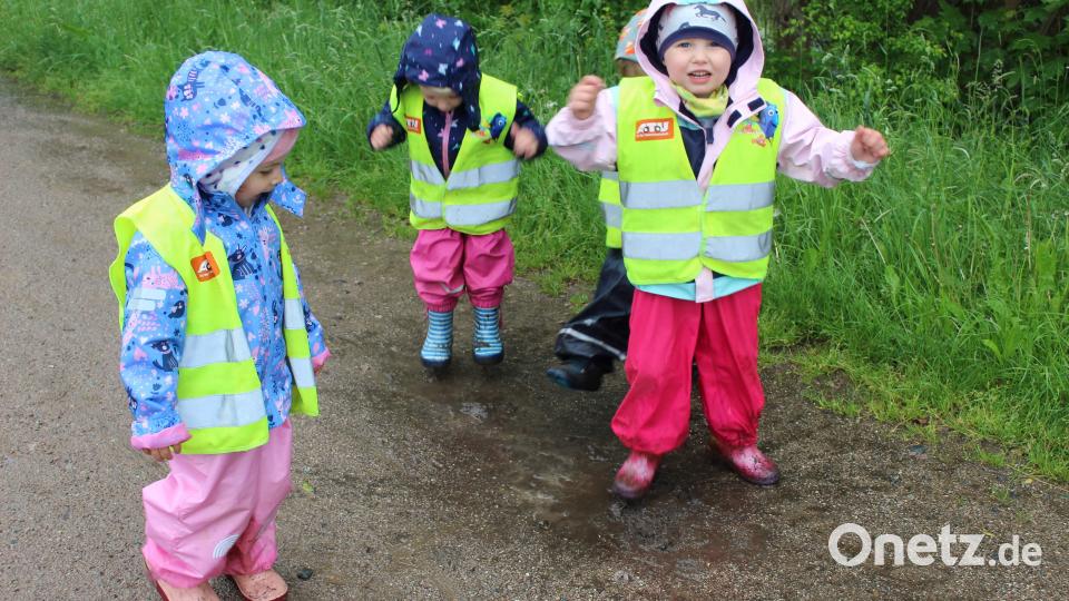 Das Wetter konnte den entsprechend gekleideten Kindern nichts anhaben. Im Gegenteil. Das Hineinspringen in so manche Pfütze machte Heidenspaß. Bild: u