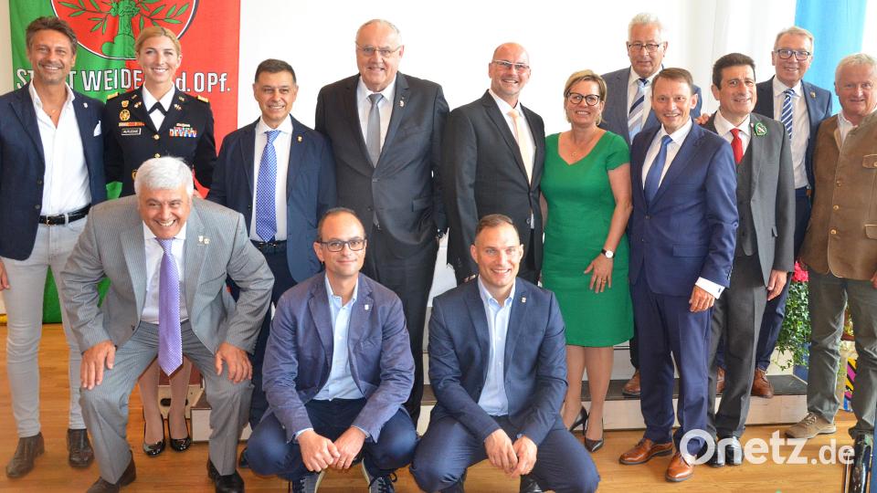 Gut drauf waren die internationalen Ehrengäste aus den Weidener Partnerstädten und Partnerschaften. Bild: Kunz