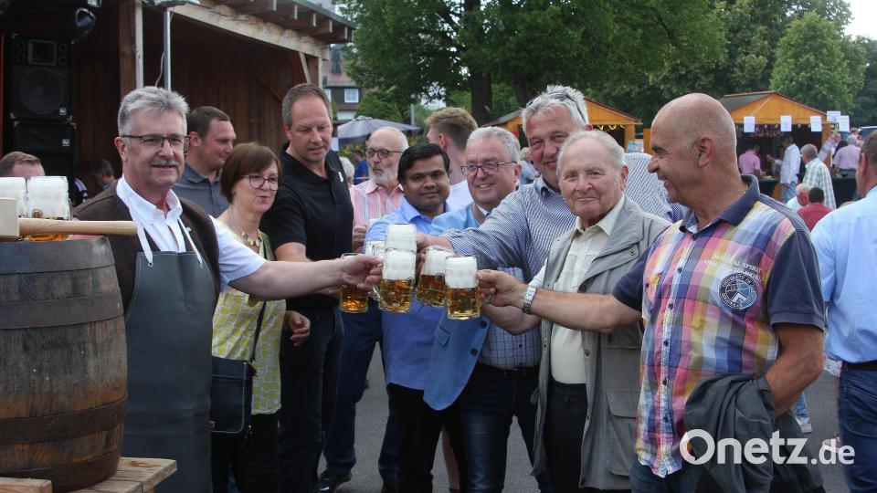 Die ersten Prost-Rufe kamen von Hermann Stock, Ehrenbürger Heinrich Schärl, Markus Troesch, Wiesaus Bürgermeister Toni Dutz, Nico Wolf, Kaplan Pater Martin, Wolfgang Dutz, Harald Bächer, Zweite Bürgermeisterin Andrea Hecht und Fuchsmühls Rathauschef Wolfgang Braun (von rechts). Bild: wro