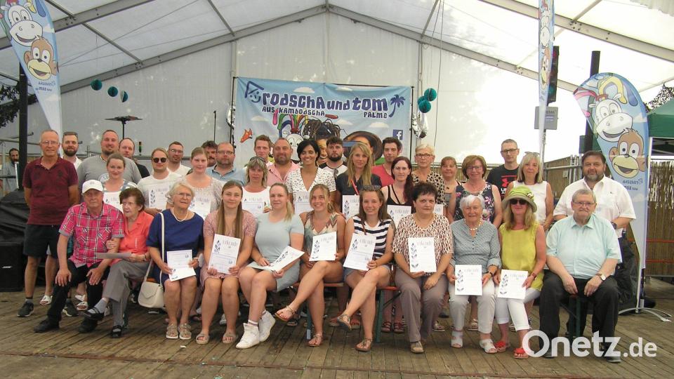 Zahlreiche Mitglieder zwischen 20 und 39 Jahren Vereinszugehörigkeit ehrte der Sportverein Neusorg bei seinem 90-jährigen Grünungsjubiläum. Die Ehrungen nahmen Vorsitzender Norbert Högl (stehend links), Ehrenamtsbeauftragter Dieter Niwollik (sitzend links) und Ehrenvorsitzender Gerhard Fröhlich (sitzend rechts) vor. Bild: öt