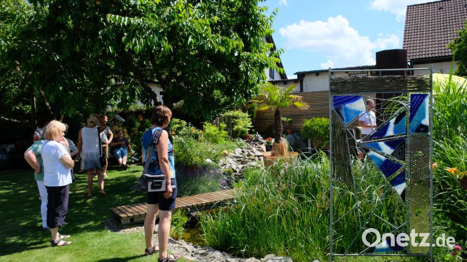 Der Lieblingsplatz der Familie Hermann: Eine grüne Ruhezone mit Gartenteich, Wasserlauf und Accessoires aus Metall und Glas. Bild: do